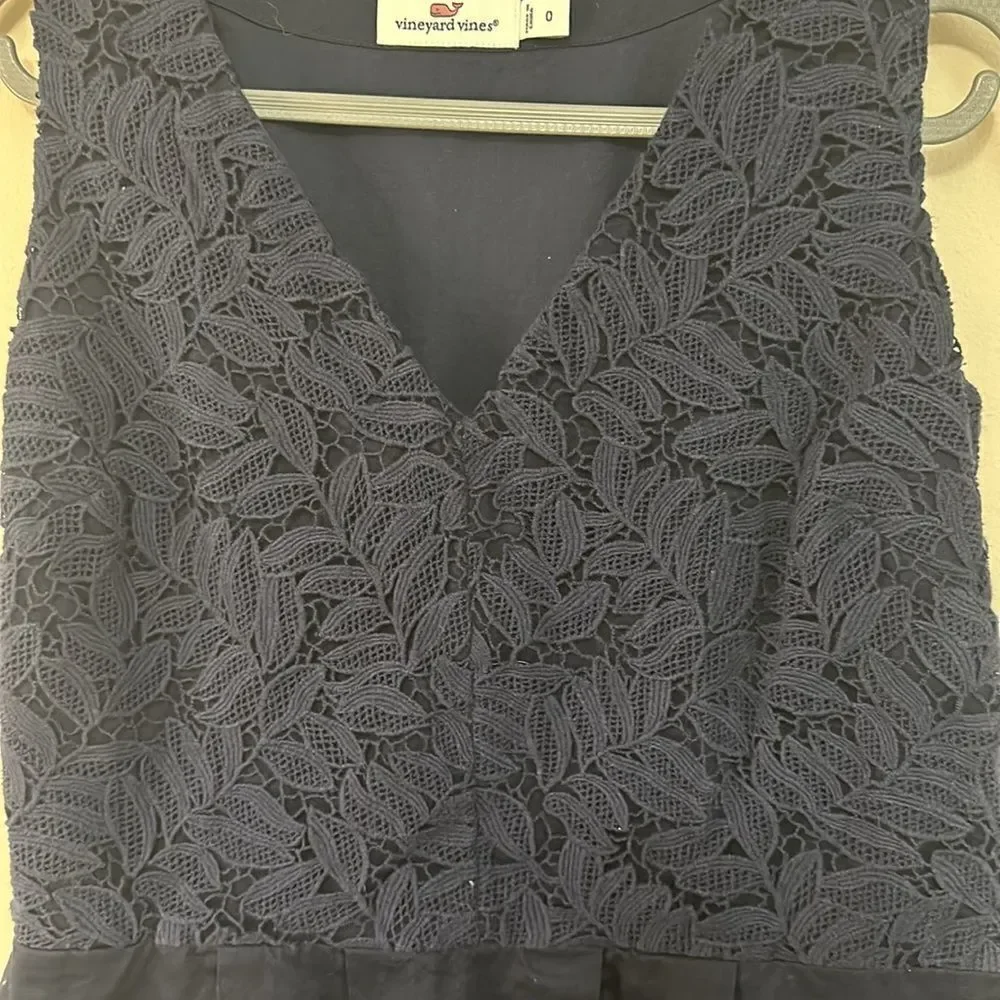 Vineyard Vines Navy Blue Lace Contrast Dress Size 0 Sleeveless Pleated V-Neck - Picture 3 of 6